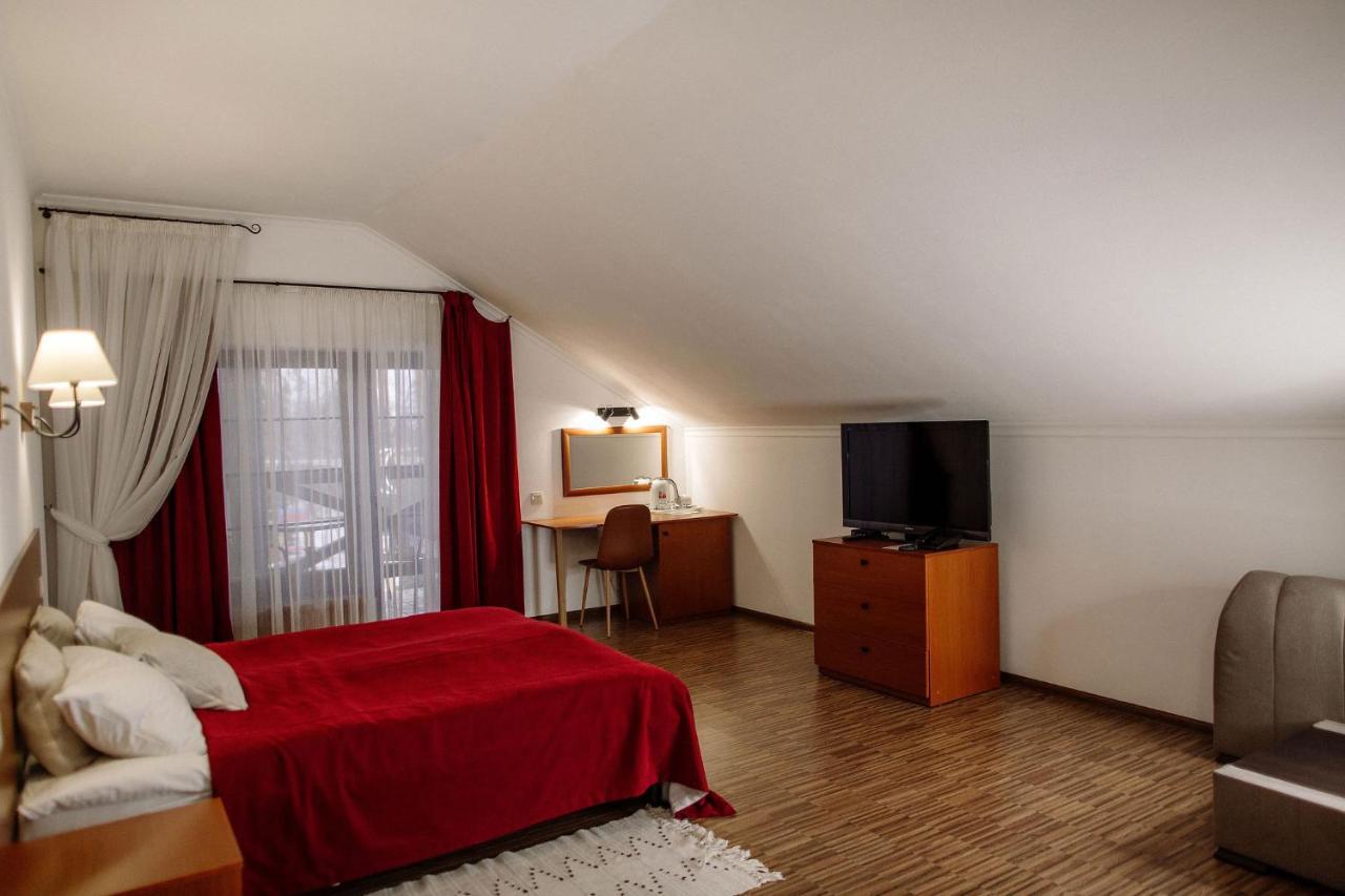 Veselyj Zajets Hotel Pirnove ภายนอก รูปภาพ