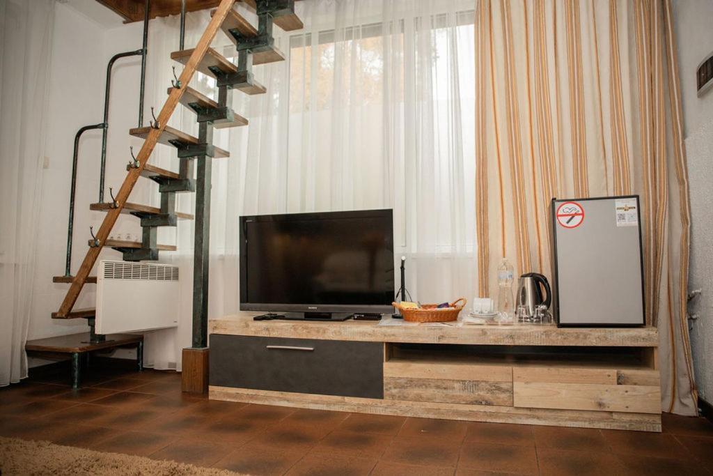 Veselyj Zajets Hotel Pirnove ภายนอก รูปภาพ